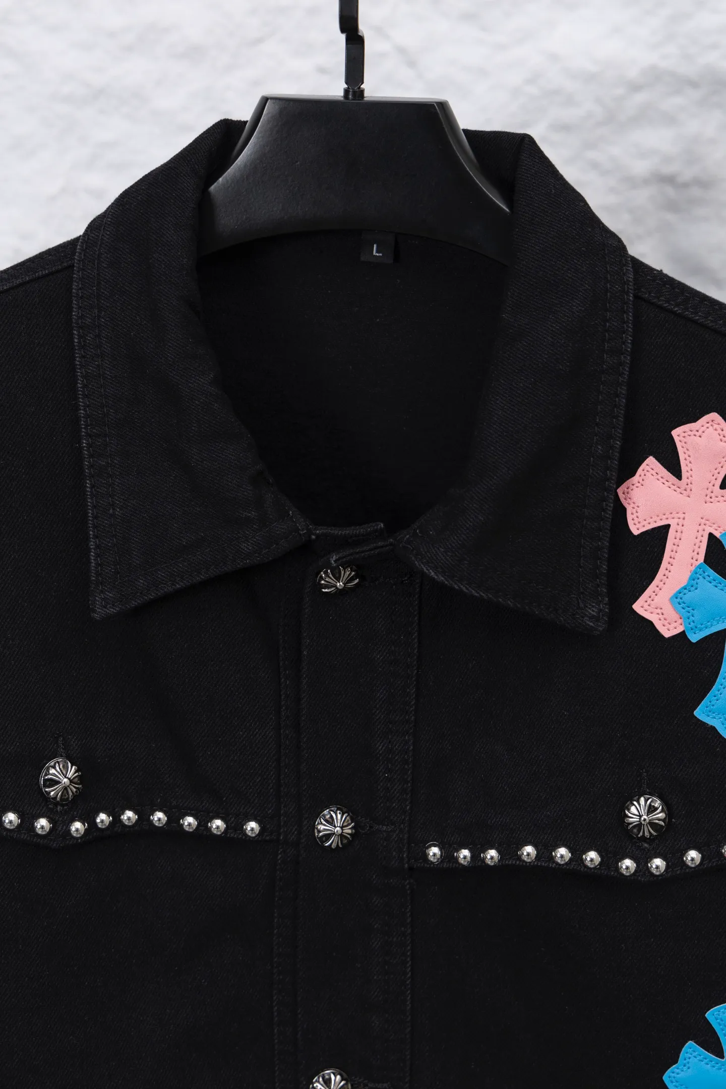 P300 model number/F109 Chrome Hearts Chrome Hearts heavy-duty denim jacket with rivets. The same style as the Internet celebrity star. The cross-printed denim jacket has a unique cross design element and is full of design. It is made of 100% denim cotton fabric with heavy coarse yarn count, which ensures a stiff and tough silhouette while being soft, comfortable and breathable. The lapel is designed with silver buttons and is full of texture. The classic cross logo is all over the dress, making it a perfect versatile style for spring and summer! The original loose version is made of high-quality pure cotton fabrics. The fabric pattern is high-definition and delicate without burrs. It is comfortable and breathable to wear. All the buttons are molded and customized. It is casual and fashionable and can be matched with any bottoms. It can be windproof and sunproof in spring and summer. It can be worn outside in autumn and winter! Easily concave shape makes you look slimmer and taller, perfect for both men and women! Color: Black Version: Loose